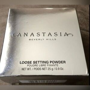 Anastasia Beverly Hills Translucent Loose
Setting Powder.. NIB.. never used..